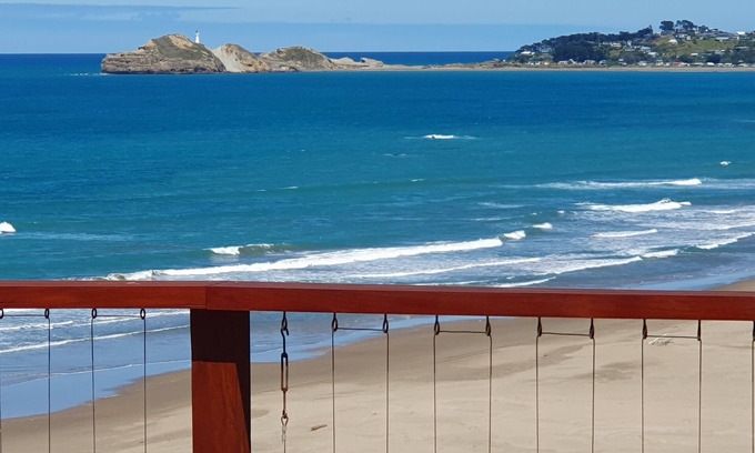 Whakataki Cottage | Romantic hideaway overlooking beautiful Castlepoint.