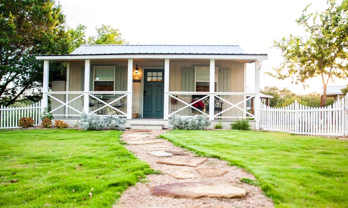 Dripping Springs Cottage | Romantic Hill Country Cottage - Guest Rated 9.6/10!