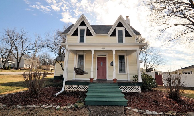 Ozark Cottage | Enchanting Historic Cottage Retreat in the Ozarks - 10/10!