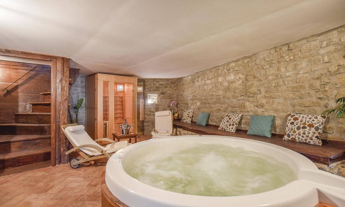 Comano House | Cozy 1 Bedroom Getaway in Comano with Spa & Kitchen