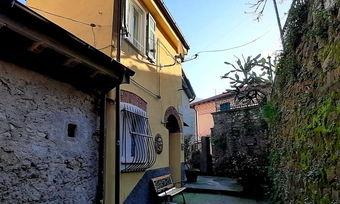 Borgo Antico House | Charming Pirate's House: Ocean View & Free WiFi Awaits!