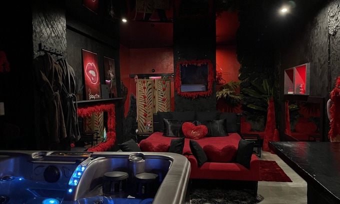 Quartier Exposition-Bajatiere Bed & Breakfast | Romantic Loft with Private Spa and Playroom Amenities
