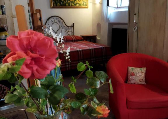 Pitigliano Apartment | Enchanting Romantic Loft with Kitchen & Child-Friendly Amenities