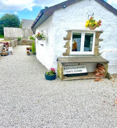 Truro House | Cozy Cornish Cottage with Private Garden & Ocean View