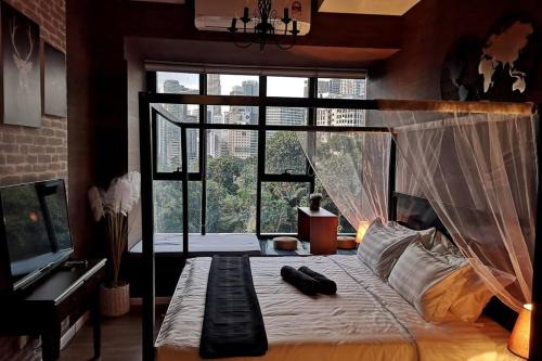 Golden Triangle Apartment | Charming Log Cabin Retreat in Heart of KL with Pool