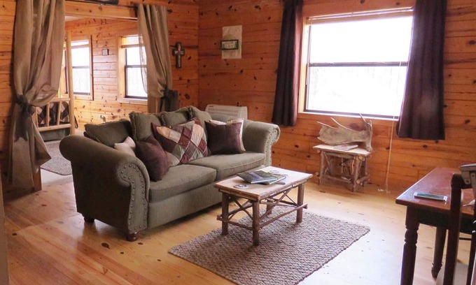 Jasper Cabin | Cozy Log Cabin Retreat by Buffalo National River, Rated 9.8