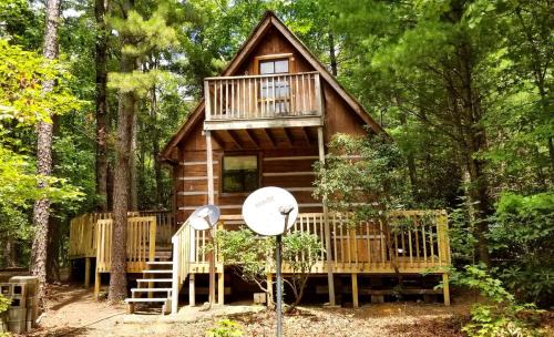 Tellico Plains House | Romantic Log Cabin with Hot Tub near Cherokee National Forest, Tennessee