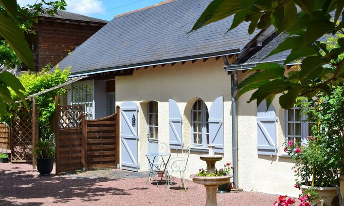 Brion House | Inviting Holiday Home in Brion with Pool & Breakfast