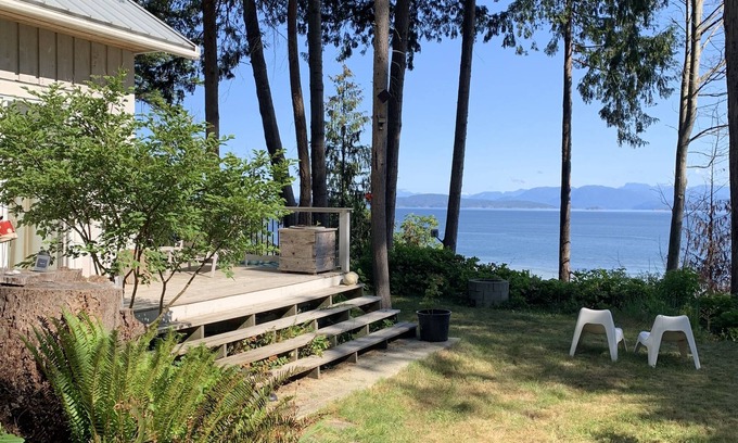 Savary Island Cabin | Romantic Cabin with Breathtaking Ocean Views and Breakfast