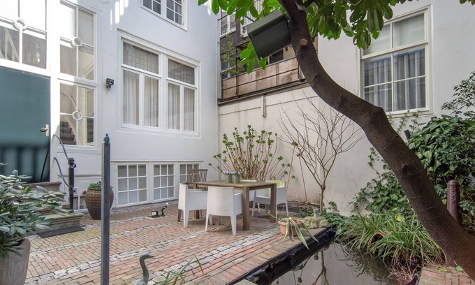 Burgwallen Nieuwe Zijde Apartment | Romantic Canal Apartment in City Center with Spa Access