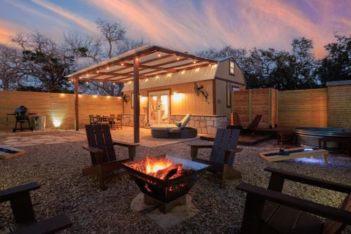 Wimberley Villa | Romantic Luxury Retreat hot cold pool & sauna