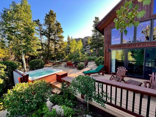 Black Hawk House | Cozy Mountain Cabin Retreat for Two with Hot Tub & Breakfast