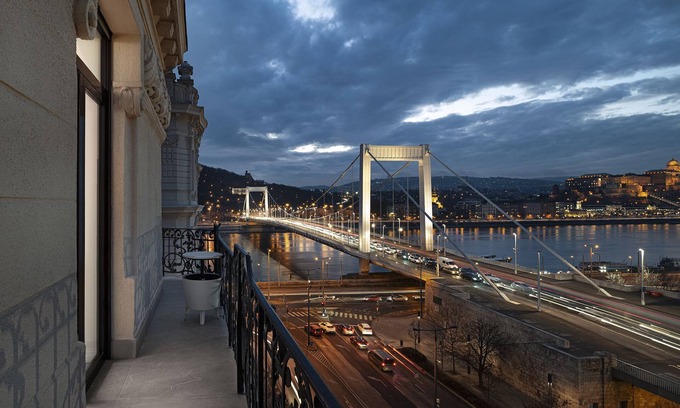 Inner City Budapest Apartment | Elegant Penthouse Retreat in Downtown - Guest Rated 10/10