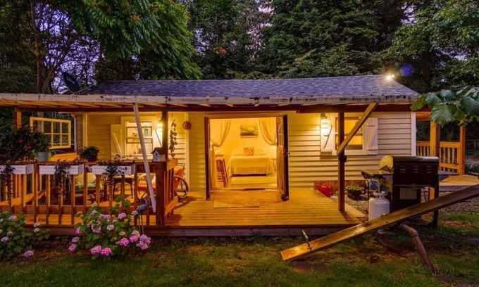 West Hazel Dell Cottage | Romantic Pet-Friendly Getaway Near Downtown Portland