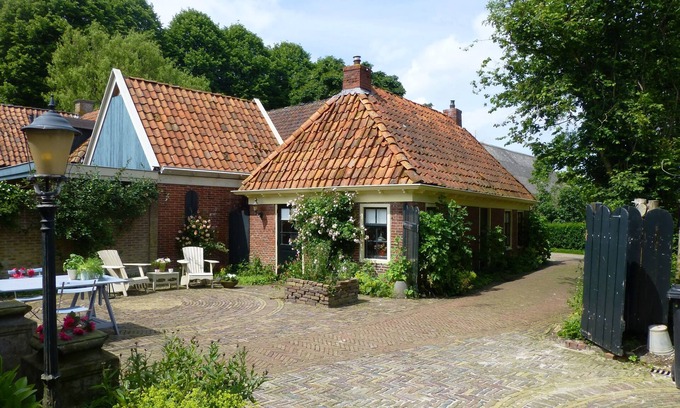 Tinallinge House | Romantic Private Retreat with Sauna, Steam Bath & Spa