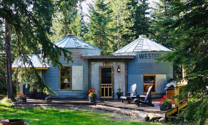 Alberta Cabin | Cozy Escape: Tin Bins Cabin with Spa and Hot Tub
