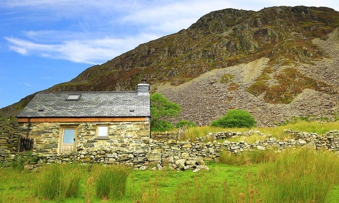 Manod Cottage | Idyllic Pet-Friendly Retreat with Breathtaking Views