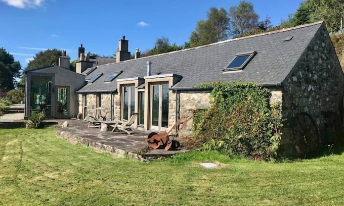 Rhyd-y-clafdy Cottage | Romantic Retreat: Oceanfront Views Near Snowdon & Cardigan Bay