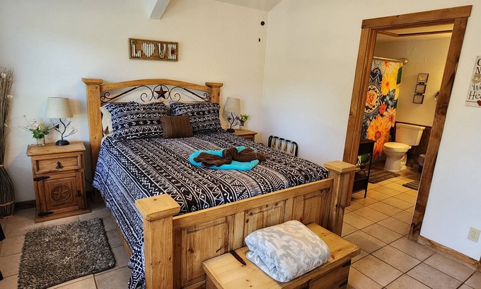 Leakey Cabin | Exquisite Riverfront Cabin Retreat with Spa & Breakfast