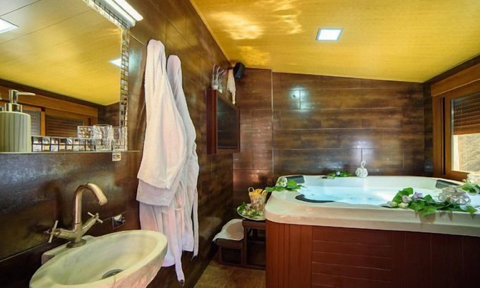 Laroya Cottage | Romantic Cottage Retreat with Private Hot Tub for Two