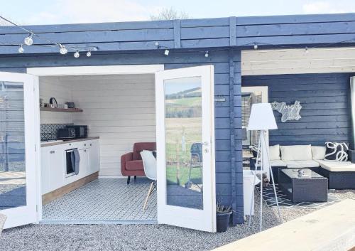 Fossoway House | Cozy Retreat: The Wee Stay with Outdoor Kitchen & Living Area
