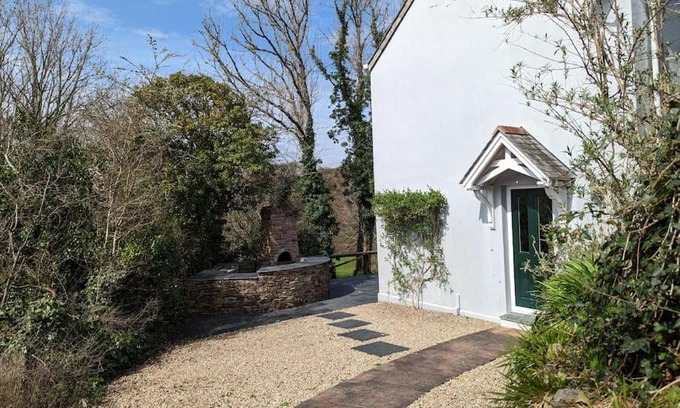 Ruan High Lanes House | Cozy Secluded Cottage Retreat in Beautiful Cornwall