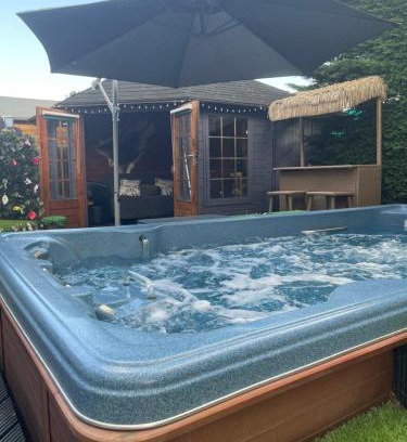 Eastleigh Apartment | Cozy Swiss Cabin Retreat with Hot Tub & Spa Pool
