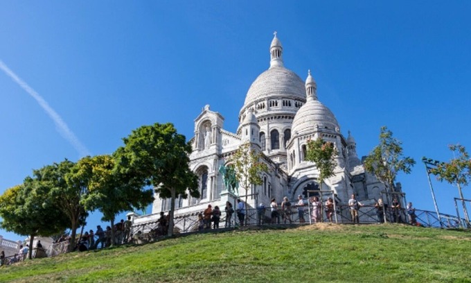 Montmartre Apartment | Enchanting Montmartre: Gourmet Delights & Scenic Terraces