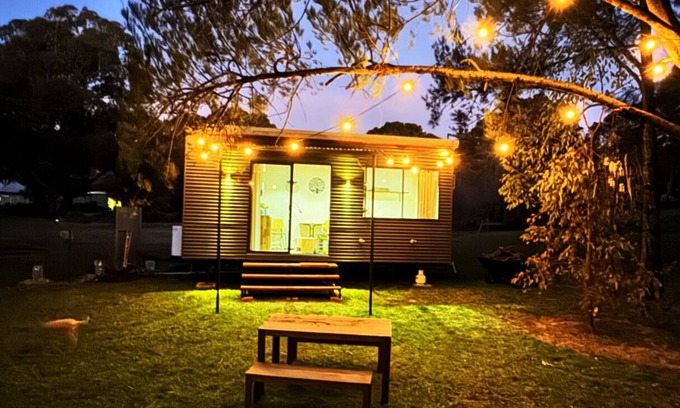 Lidster Cabin | Romantic tiny house escape amongst wineries & MTB Trails. Fire Pit, Creekside