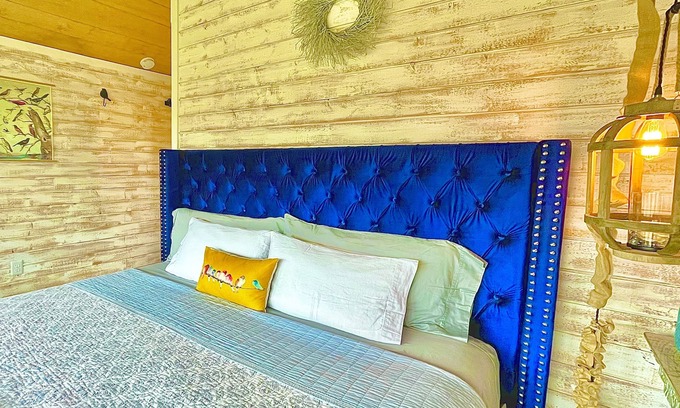 Dripping Springs Cottage | Romantic Hill Country Treehouse Suite with Breakfast & Kitchen