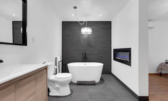 Hochelaga Apartment | Urban Cosy Retreat: Guest Rated 10/10 with Spa & Breakfast