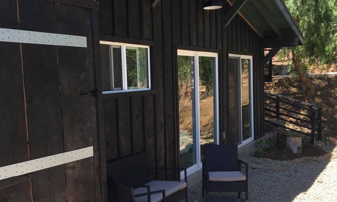 Malibu Cottage | Romantic Vineyard Cottage Oasis*Writers/Creatives Paradise*Stunning Canyon View*