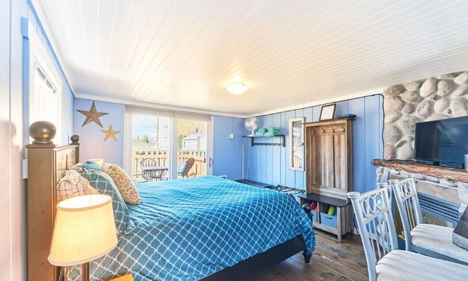 Long Beach House | Romantic Beachside Retreat with Ocean View & Walk to Town