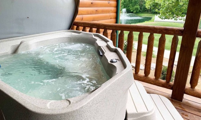 Millersburg Apartment | Romantic Waterview Lodge Suite with Private Hot Tub