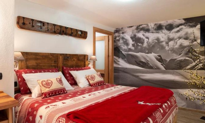 Valtournenche Apartment | Romantica Camera: Top-Rated Getaway with 9.5/10 Score