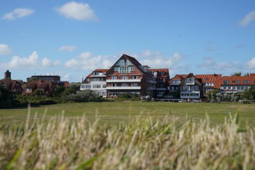 Juist Hotel | Romantik Hotel Achterdiek: 4-Star Retreat with Hot Tub