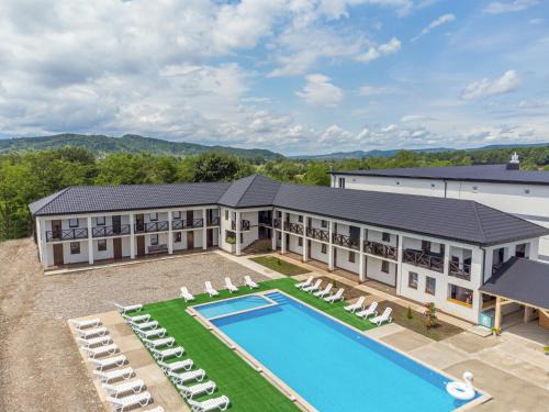 Solotvyno Hotel | Romantika: Cozy Retreat with Pool & Breakfast Included