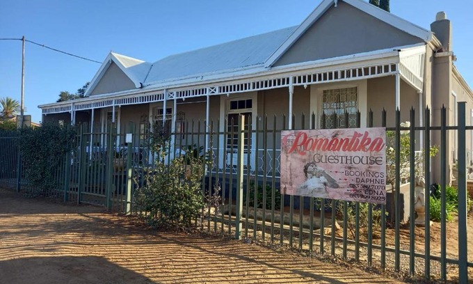 Bloemhof House | Cozy Romantika Guesthouse - Child Friendly & Highly Rated