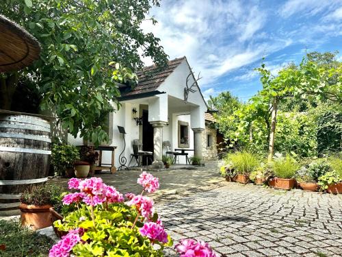 Breitenbrunn Ski Chalet | Romantikchalet: A Family-Friendly Escape with Great Reviews