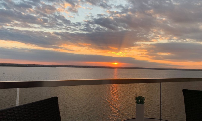 Constanta Apartment | Romantic Lakefront Escape with Stunning Ocean Views