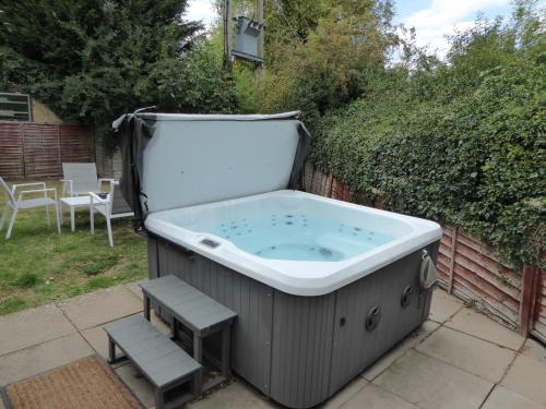 Saintbury House | Cozy Romeo Cottage with Private Hot Tub & Outdoor Space