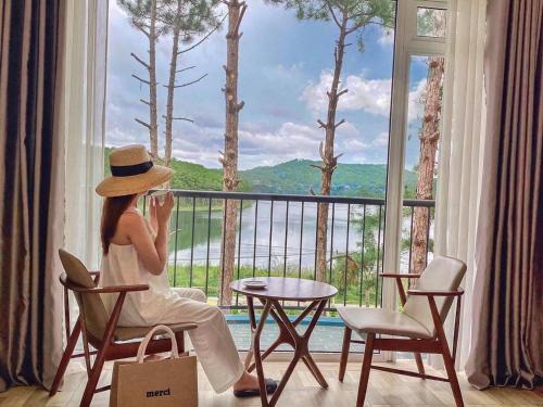 Da Lat Hotel | Romantic Getaway at Romeo & Juliet's Hồ Tuyền Lâm Dalat