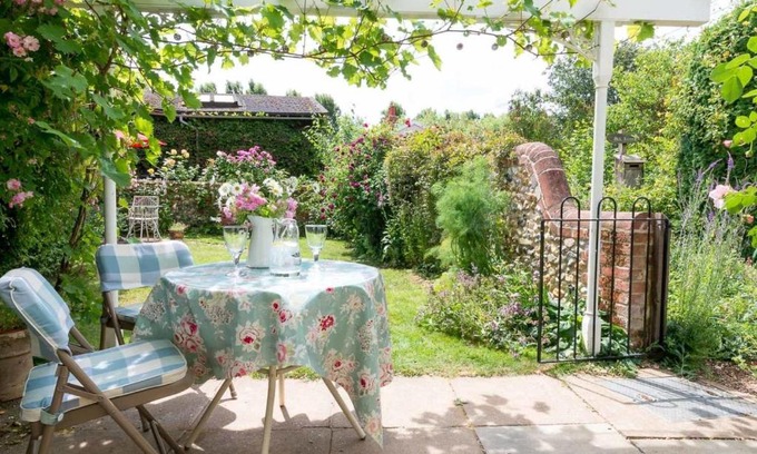 Cavendish House | Romney: A Cozy Victorian Cottage in Suffolk Village
