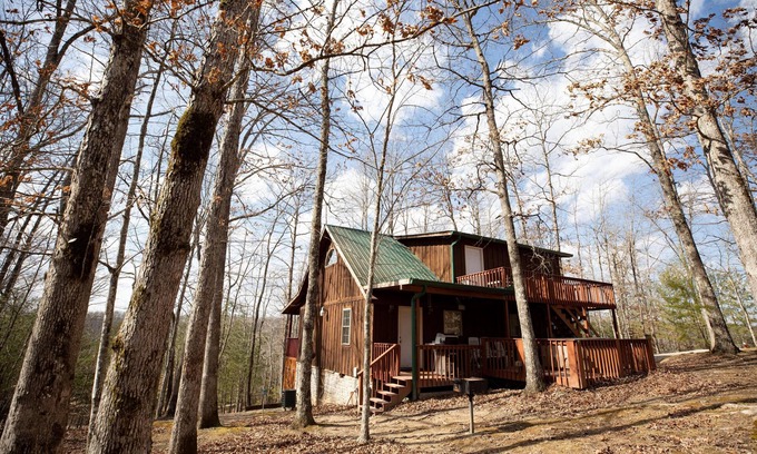 Zoe Cabin | Ron's Big House is a beautiful 4-bedroom cabin in Cliffview Resort with Wi-FI.