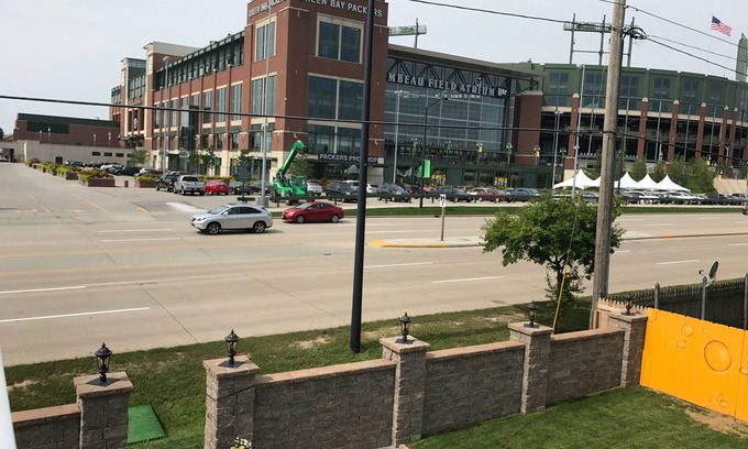 Green Bay House | Experience Ron Wolf's Hall of Fame Club House: 10/10 Stay
