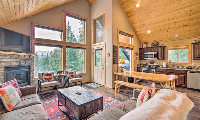 Ronald House | Ronald Cabin with Private Hot Tub Near Trails & Lake