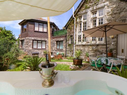Goldsithney House | Experience Roncon's Villa: Family & Pet-Friendly Retreat