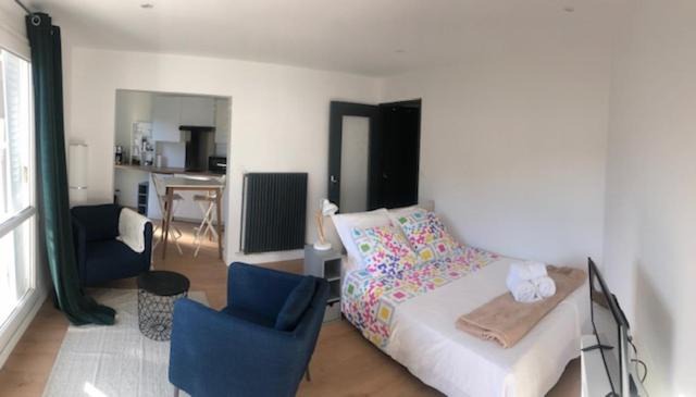 La Metare - Le Portail Rouge Apartment | Charming Rond Point Studio with Balcony, Ideal for Families