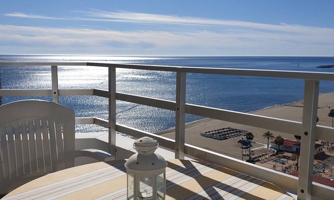 Torreblanca Apartment | Seafront Apartment with Pool & Ocean View in Fuengirola