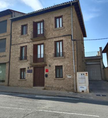 Olite Ski Chalet | Ronda del Castillo - Guest Rated 9.4 with Family-Friendly Dining
